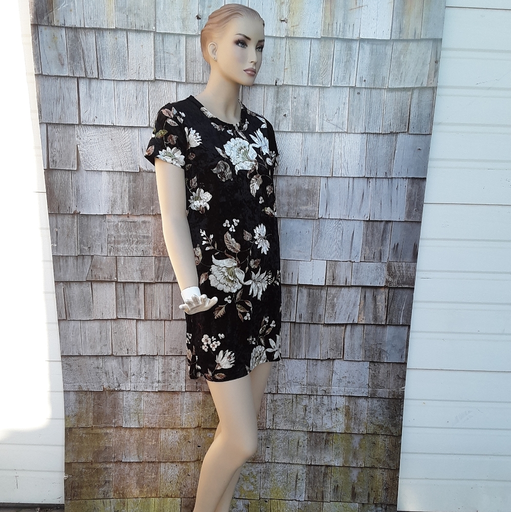 Acting Pro black velvet floral dress! Gorgeous wit